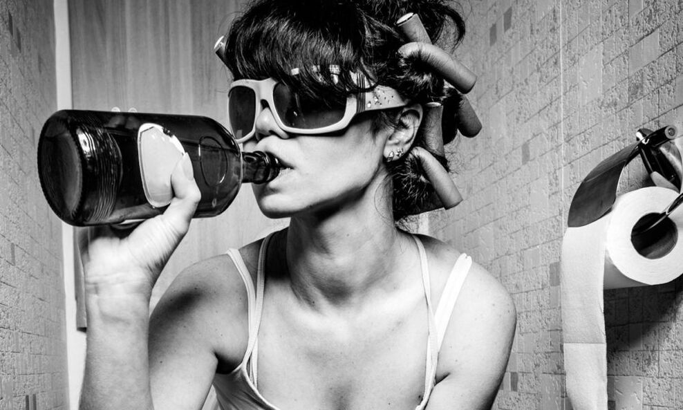 Alkoholist tüdruku joomine